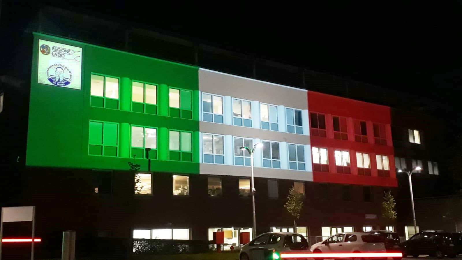 Proyección tricolor del campus biomédico de roma