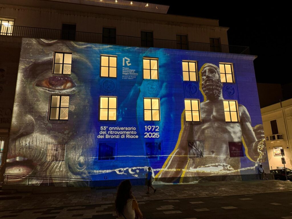 Light and memory: the Archaeological Museum of Reggio Calabria and Goboservice celebrate the Riace Bronzes 3 proeizione-mappata