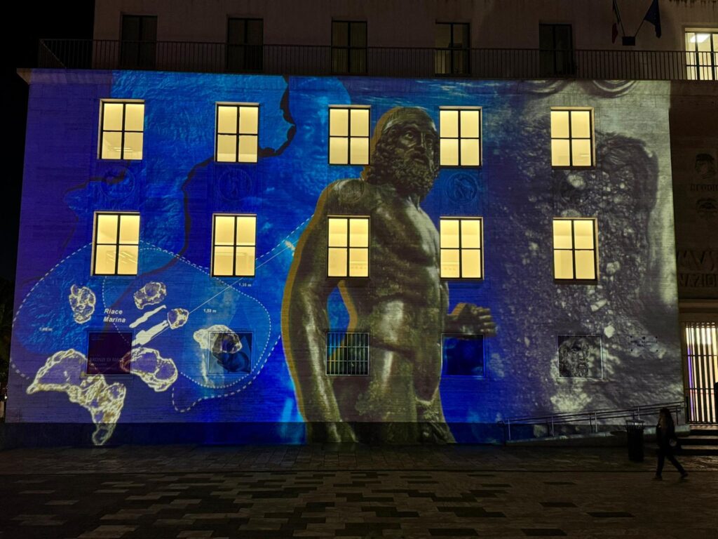 Light and memory: the Archaeological Museum of Reggio Calabria and Goboservice celebrate the Riace Bronzes 2 proiettore-alta-definizione